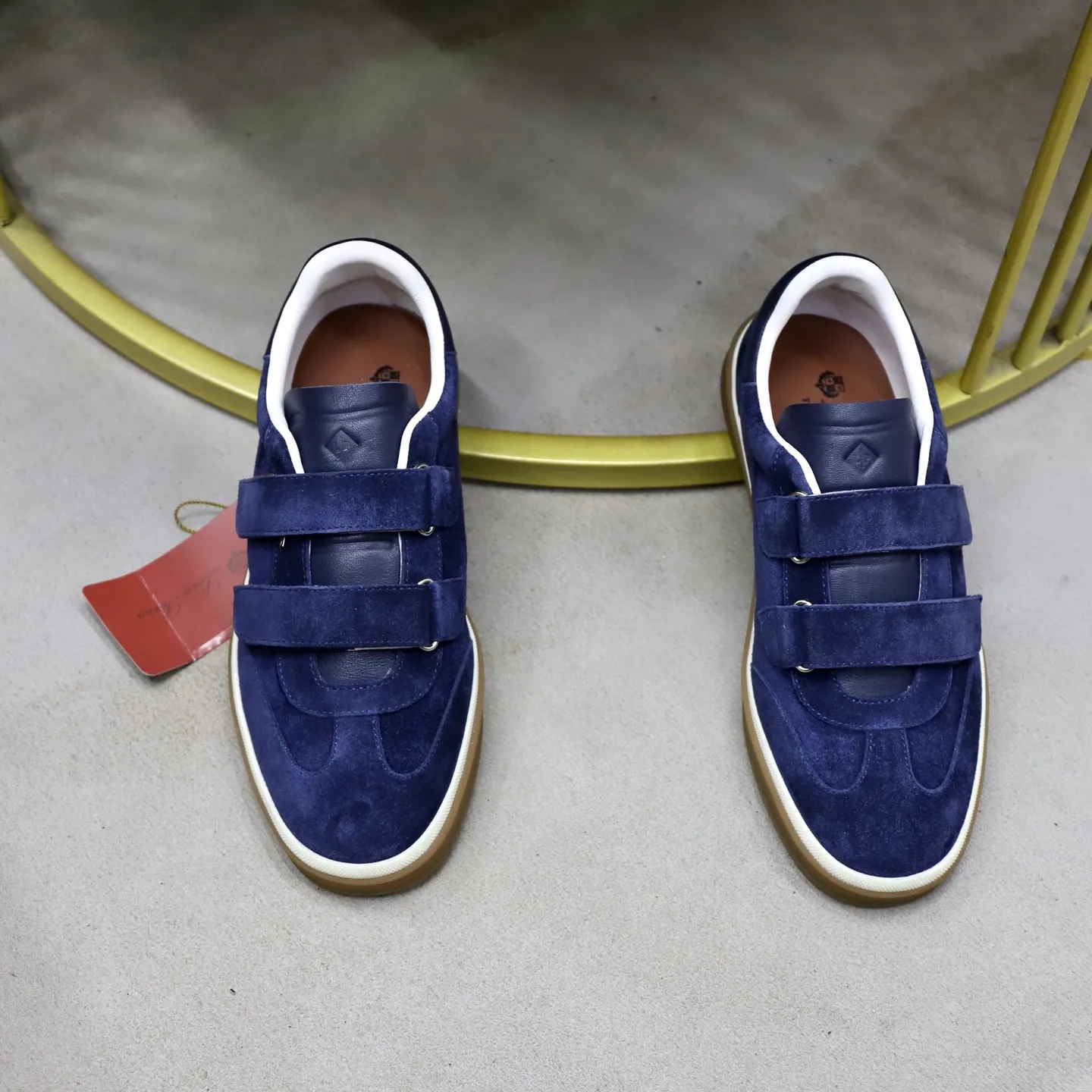 Ex-factory price: 560💰Loro Riana men’s moral training sneakers! Made from high-quality materials and designed in a low-cut silhouette, it offers an elegant and stylish look that's suitable for year-round wear. The unique double-layer sole aesthetic design, caramel cup-shaped outsole is decorated with off-white rubber trim, creating an attractive color combination. Pair with tailored pieces or jeans for a sophisticated yet casual look. The heel is decorated with soft cow leather tongue with Kummel color inserts and cotton laces with embossed LP logo. Upper: cow split suede stitching knitted fabric. Lining: original thickened soft sheepskin. Size: 38-39-40-41-42-43-44 (customized in 45.46)